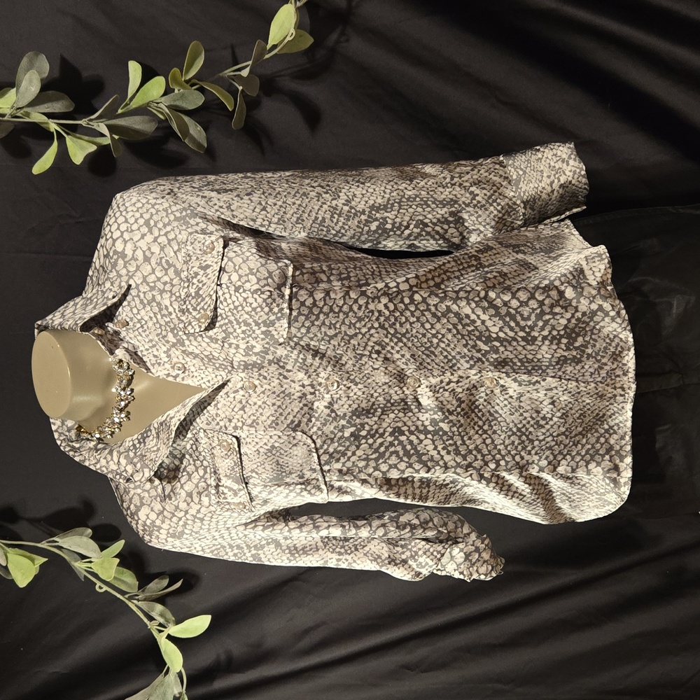 New York & Co Gray & White Snake Print Fitted 3/4 Sleeve Collar Blouse